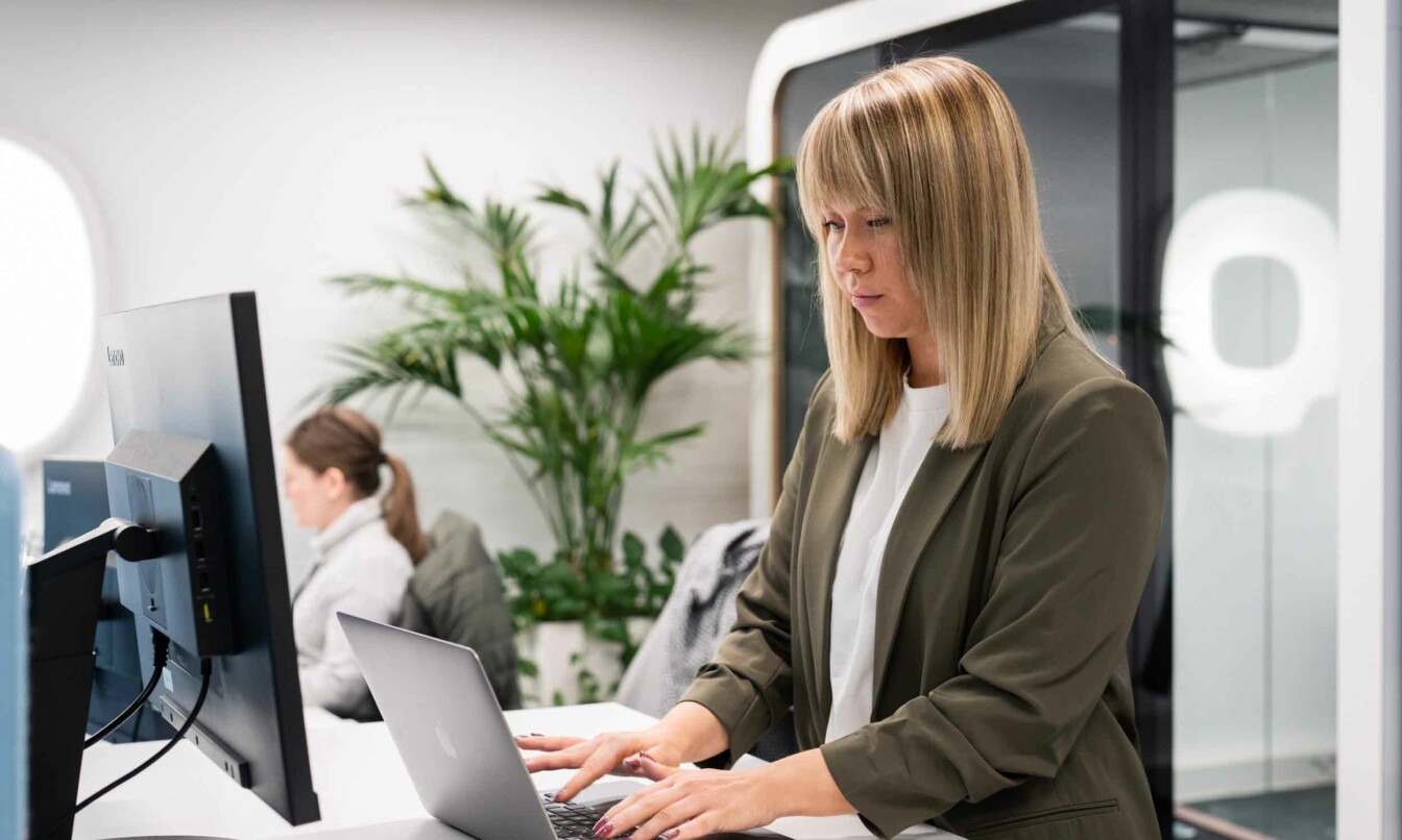 A worker doing focus work in an open space office.