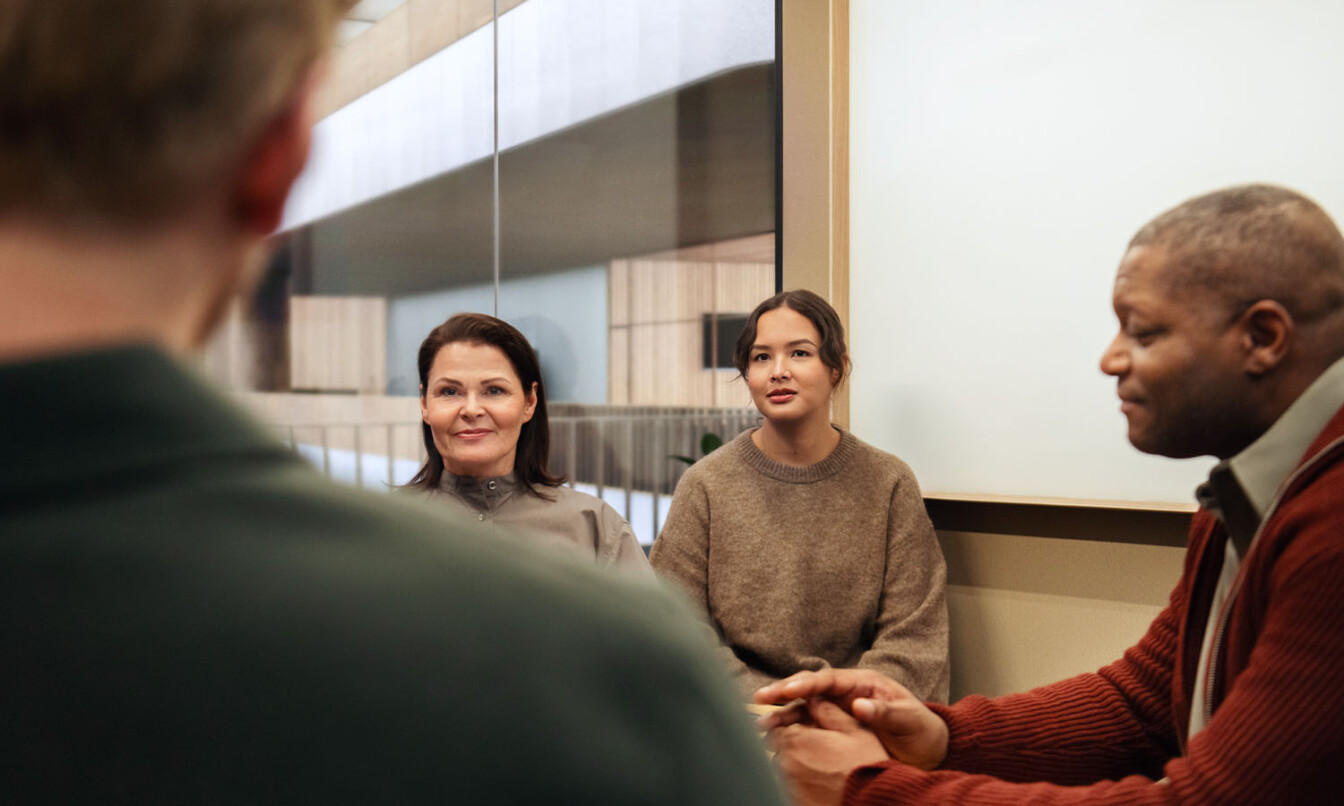 Coworkers having a meeting inside a Framery Six meeting room.