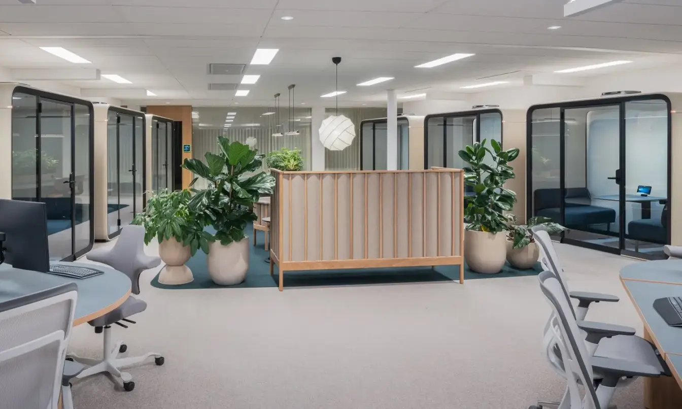 A light interior office with warm, neutral interior and Framery Four pods in sand color.